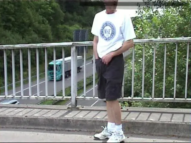 nackt auf Autobahnbrücke
