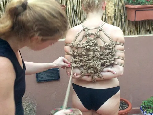 Schmuckbondage im Garten