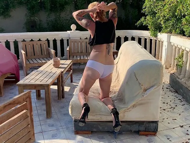 Vorschau aus High Heels: Ich gehe mit Hotpants und HighHeels spazieren, zeige Arsch Fotze und Titten