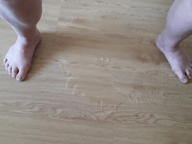 Pissen beim Glasdildo ficken