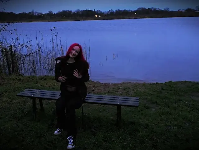 Ich lasse mich Outdoor am See anspritzen. Zum Glück wurde ich nicht erwischt