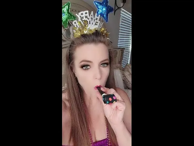 Masturbation im neuen Jahr 2024 mit der sexy MILF Nikki