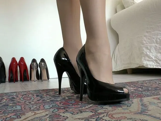 Kurze High Heels Modenschau für Dich! Teil 1 Lady Victoria