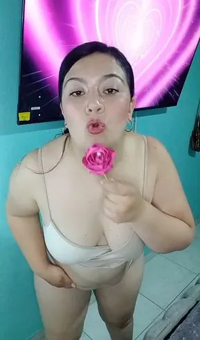 Mich selbst zu streicheln und zu berühren, während ich meinen Dildo benutze, ist ein Genuss.