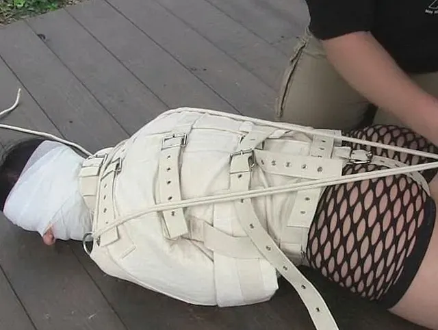 Mumifizierung - Zwangsjacke - Hogtie