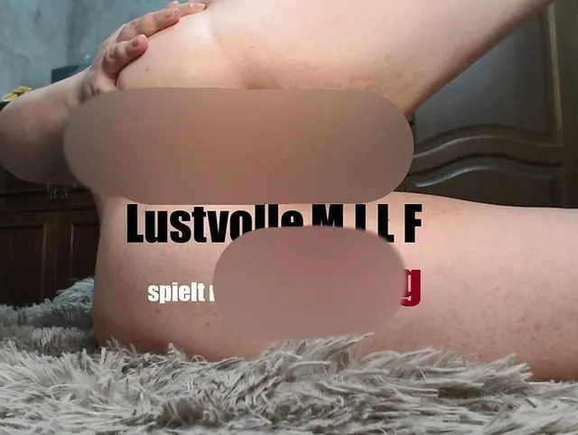 Lustvolle MILF spielt mit Analplug