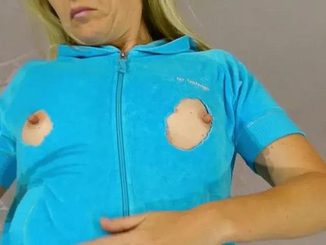 Schneide Löcher in Velours Jacke und Hose