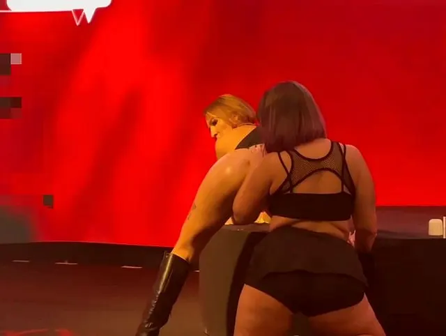 Mit MissKing öffentlich herum gesaut.. Meinst du wir sollten einen Schritt weiter gehen??
