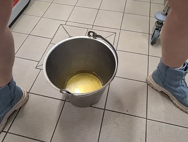 Pissen auf Arbeit schön in ein Blecheimer.