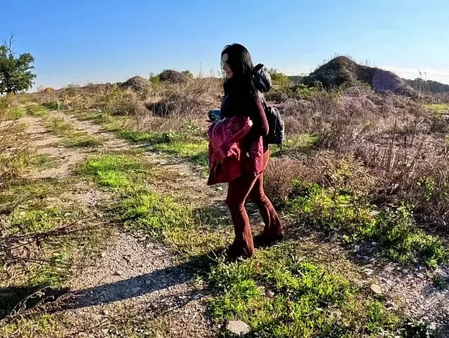 Riskanter Blowjob am See in meiner roten, glänzenden Daunenjacke