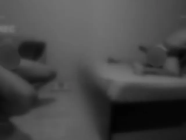 Cuckold holt sich einen runter, während seine heiße Frau ihren Lover betrügt