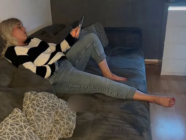 Selbstbefriedigung porno schauen multiple orgasmen satisfyer Fingern feucht Couch Solotime