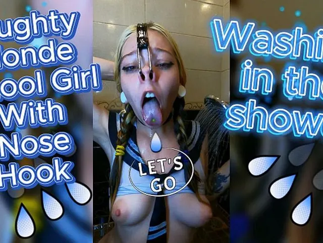 Waschen in der Dusche. Ungezogenes blondes Mädchen mit Nasenhaken