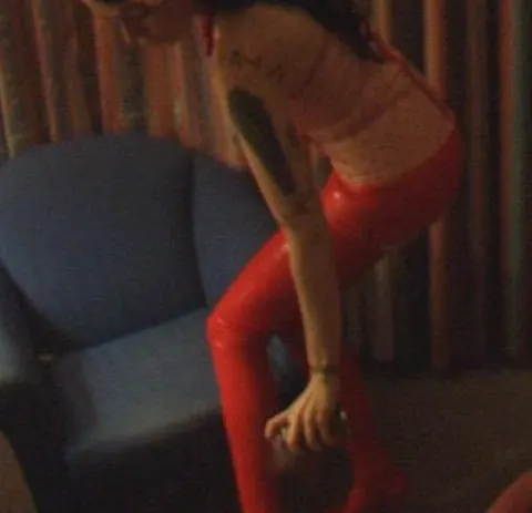 Latexoutfit sprühen vor einer Party