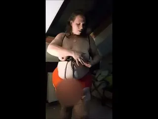 Meine Titten abgebunden und die Nippel mit Gummis bestückt Teil 1