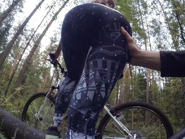 Blowjob für meinen Freund im Wald auf dem Fahrrad