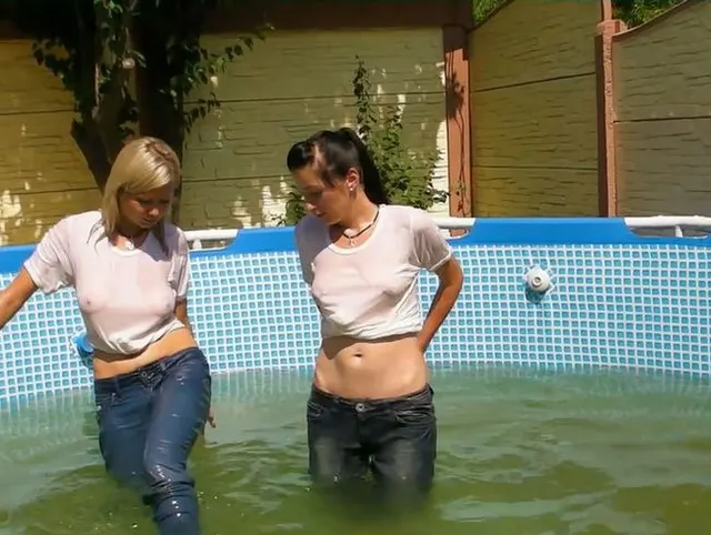 Mit Christina in Jeans und weißen T-Shirts im Pool