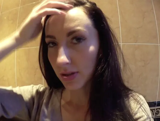 Sophia pisst nach dem Trinken verzweifelt