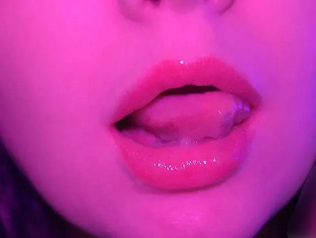 Stiefschwester gibt Blowjob aus nächster Nähe