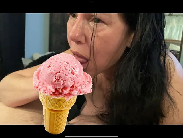 Tarrant bekommt einen Blowjob, während er Alices Höschen trägt
