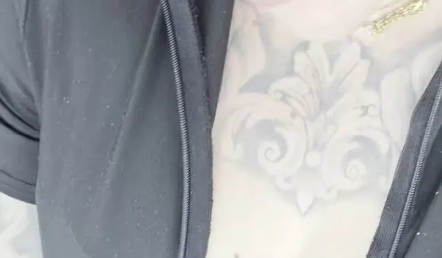 sitze grade im auto die sonne blendet meine augen. hab mir grad ne kleine auszeit genommen.