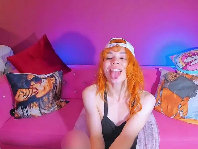 Rothaariger Teenager macht sabbernden Deepthroat und fickt sich selbst mit einem großen Dildo in den Hals!