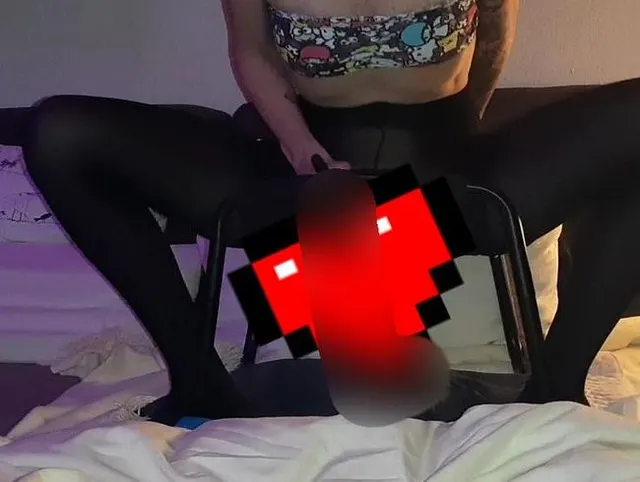Finaler Squirt Orgasmus in Nylons nach tiefem Dildo Ritt beim Porno Kucken auf meiner Fickschaukel