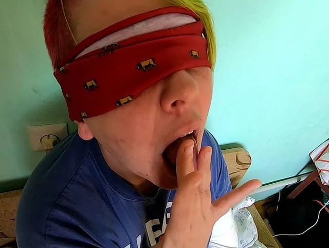 Blowjob mit verbundenen Augen und Spermalecken aus ihrer Handfläche