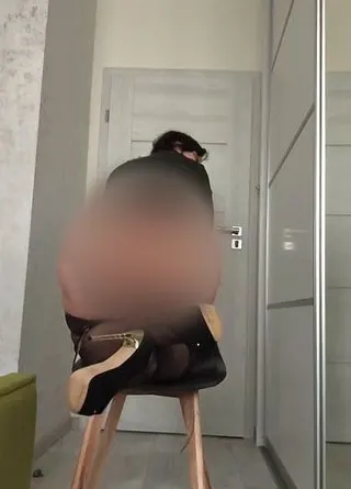Ich zog High Heels und Netzstrümpfe an und führte einen Po-Tanz auf.