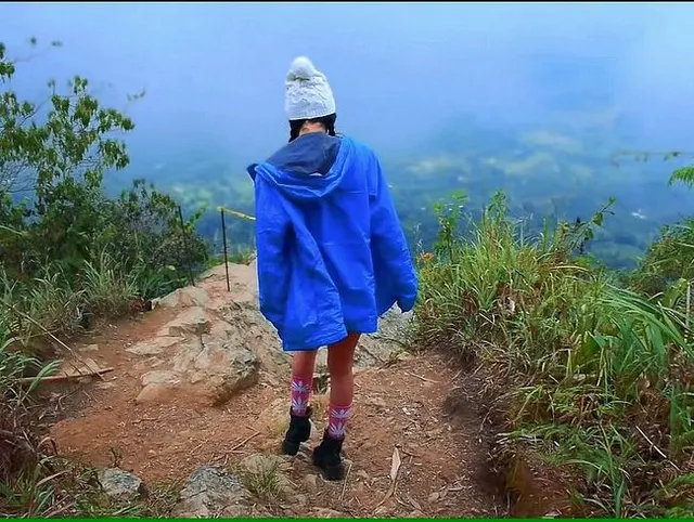 Die Kolumbianerin Jenn Pinzon lutscht Schwanz und reitet mit ihrem großen Hintern in den Bergen