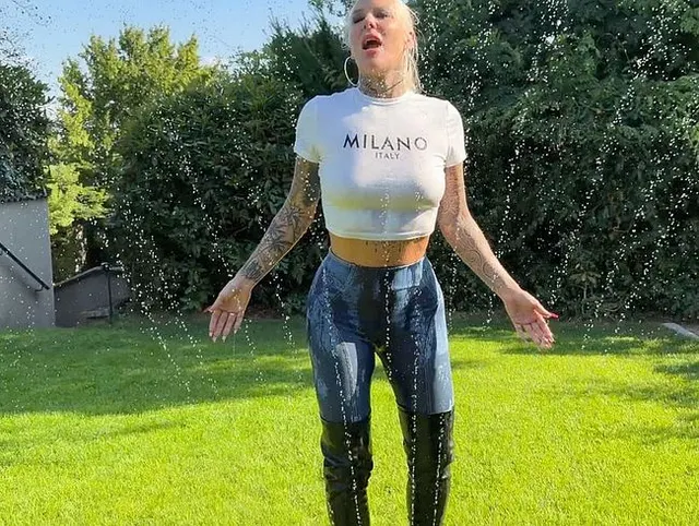 Sommer Piss in Jeans und Stiefeln | Komplett durchnässt