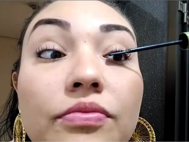 Make-up für Sie auftragen