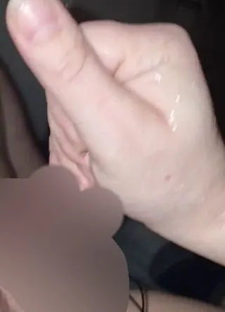 Cumshot Handjob mit Elektrotoy