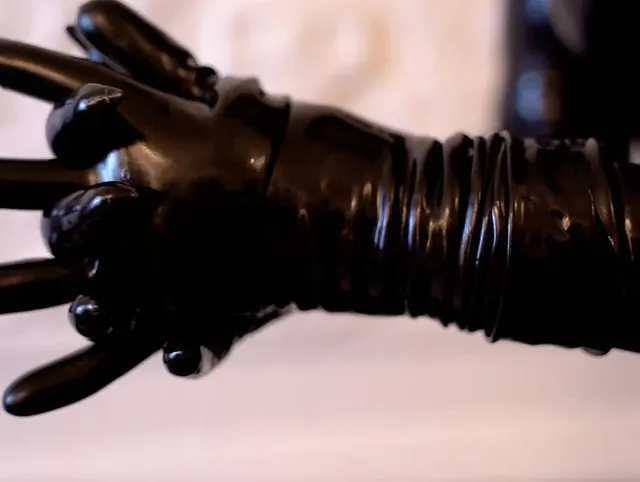 Dunkle Handschuhe