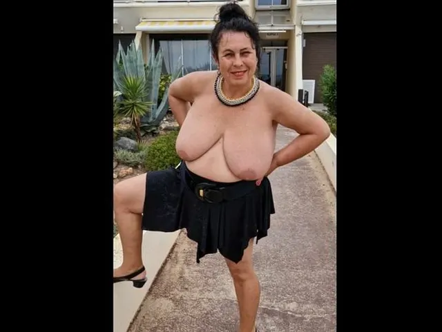 Ich präsentiere mich vor Zuschauern in einem Nudistencamp
