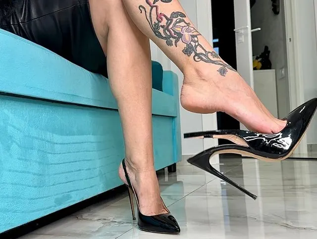 Schwarze klassische Stiletto High Heels ohne Fersenkappe, 12 cm Absatz bei mir, baumelnder Absatz