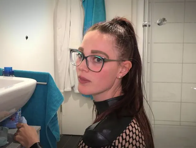 Mega Spermadusche...geiler Quickie beim Putzen !!
