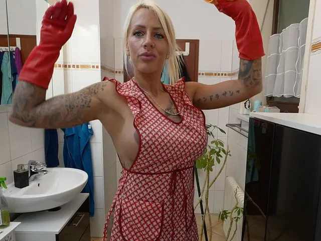 Rote Latex Gummihandschuhe und ein heißes Schürzchen und nichts drunter