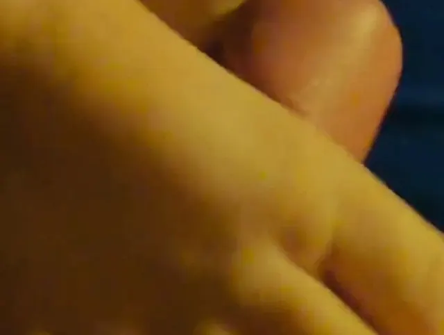 FOOTJOB, erster Versuch zärtlich und intensiv(No cum)