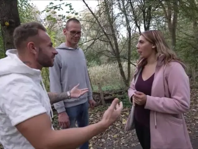 Gehen beide in Wald spazieren. Da kommt uns eine alt bekannte entgegen.