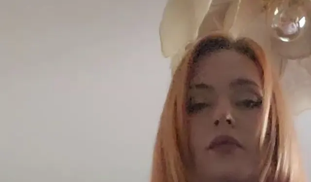 Glänzendes Latex am ganzen Körper