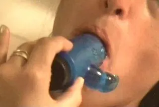 Erst den Dildo Anal und dan in in die Mundfotze