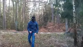Der blaue Jäger allein im Wald