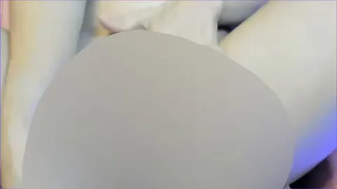 Es ist an der Zeit, meine behaarte Muschi zu rasieren. Ich öffne sie, damit du bis ganz nach hinten
