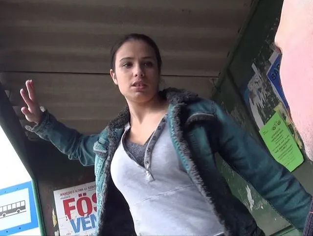 IN FEMDOM EHE-ÖFFENTLICHES GESICHT, DAS AN EINER BUS-STOPP-HUMILIATION SCHLAGT