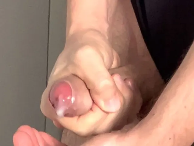 Ich spritze eine volle Ladung in meine Hand. Was ich damit wohl anstellen kann?