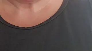 Ich spiele mit meiner Zunge
