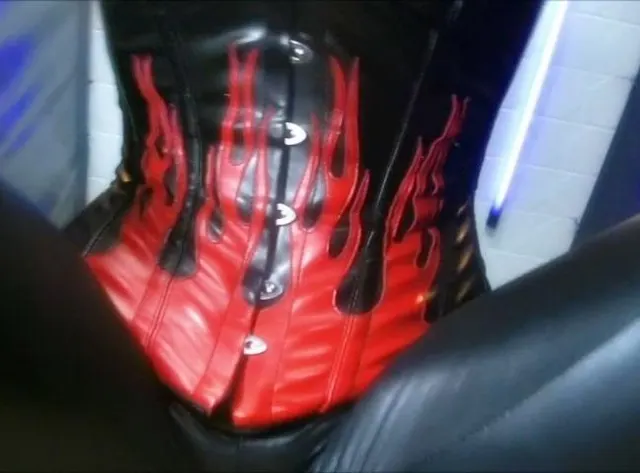 Domina Lady Vampira in Lack und Leder – Strenge Stiefeldominanz