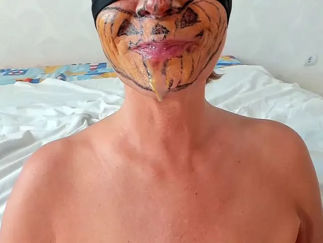 Stiefsohn neckt Stiefmutter-MILF mit Blowjob von großem Schwanz.