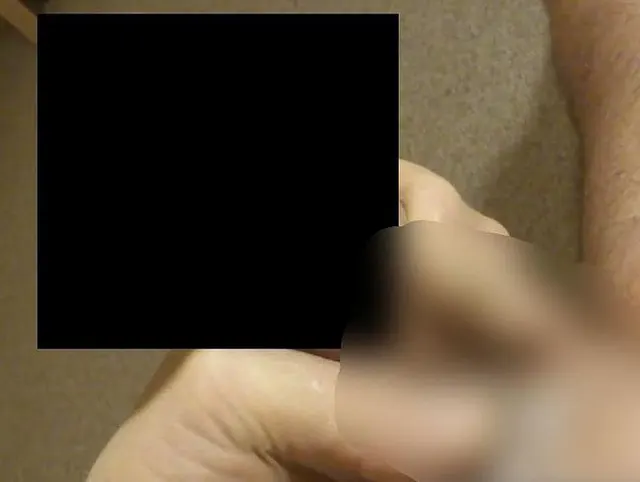 Den Schwanz mit hautfarbenen Nylonsöckchen gewichst….